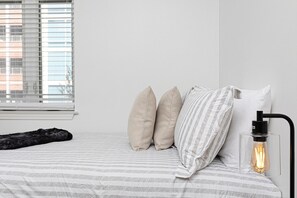 3 quartos, escrivaninha, ferros/tábuas de passar roupa