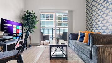 Smart-tv, boeken en een computerscherm