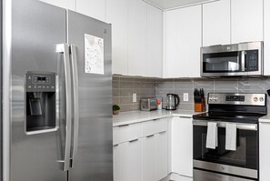 Geladeira, micro-ondas, fogão, cooktop