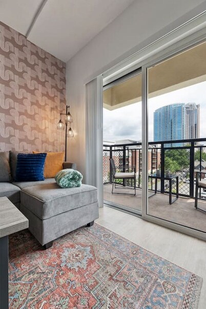 Brand New Luxury Apt, 2 Mins to Stadium, Free Parking, City Views, WiFi