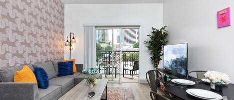 Smart-tv, boeken en een computerscherm