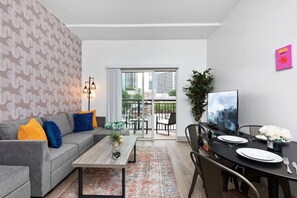 Smart TV, books, computer monitors - Brand New Luxury Apt, 2 Mins to Stadium, Free Parking, City Views, WiFi (Charlotte)