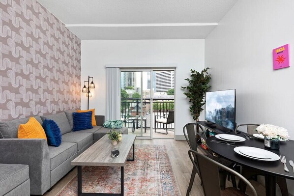 تلفزيون ذكي، كُتُب، شاشة كمبيوتر