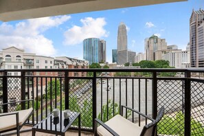 Property grounds - Brand New Luxury Apt, 2 Mins to Stadium, Free Parking, City Views, WiFi (Charlotte)