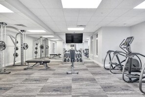 Fitness facility - Brand New Luxury Apt, 2 Mins to Stadium, Free Parking, City Views, WiFi (Charlotte)