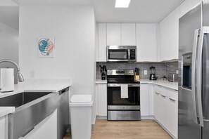 Refrigerador, microondas, horno y parrilla de estufa 