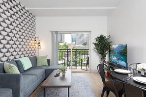 Smart TV, libros, monitor de computadora