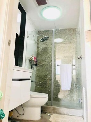Towels, soap, shampoo, toilet paper - Robinson Place 68 sq.m Entire One Condo Unit i (Manila)