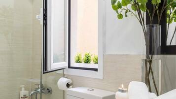 Badewanne, Haartrockner, Handtücher