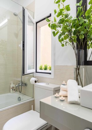 Bathtub, hair dryer, towels