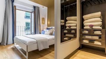 2 dormitorios, escritorio, tabla de planchar con plancha y cuna de viaje