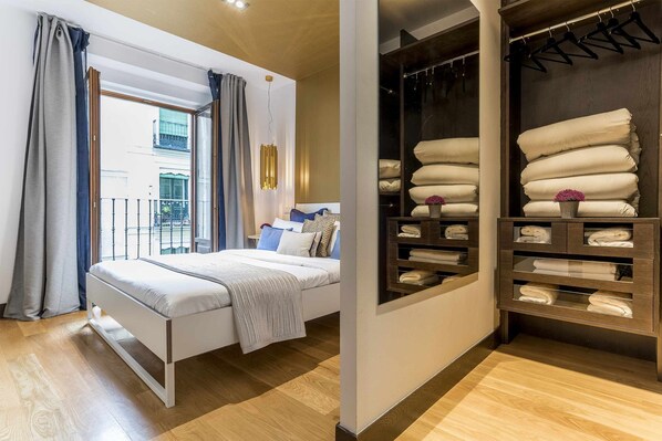 2 bedrooms, desk, iron/ironing board, travel crib