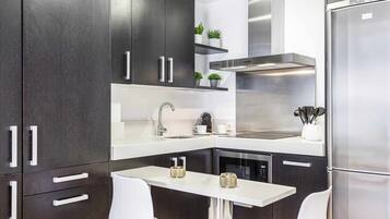 Refrigerador, microondas, lavavajillas y cafetera y tetera