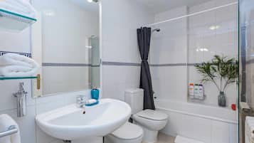 Tina, secadora de cabello, toallas