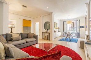 TV, books - Royal Palace by Skykey - Monthly rates available! (Madrid)