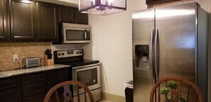 Jääkaappi, mikroaaltouuni, uuni, liesi