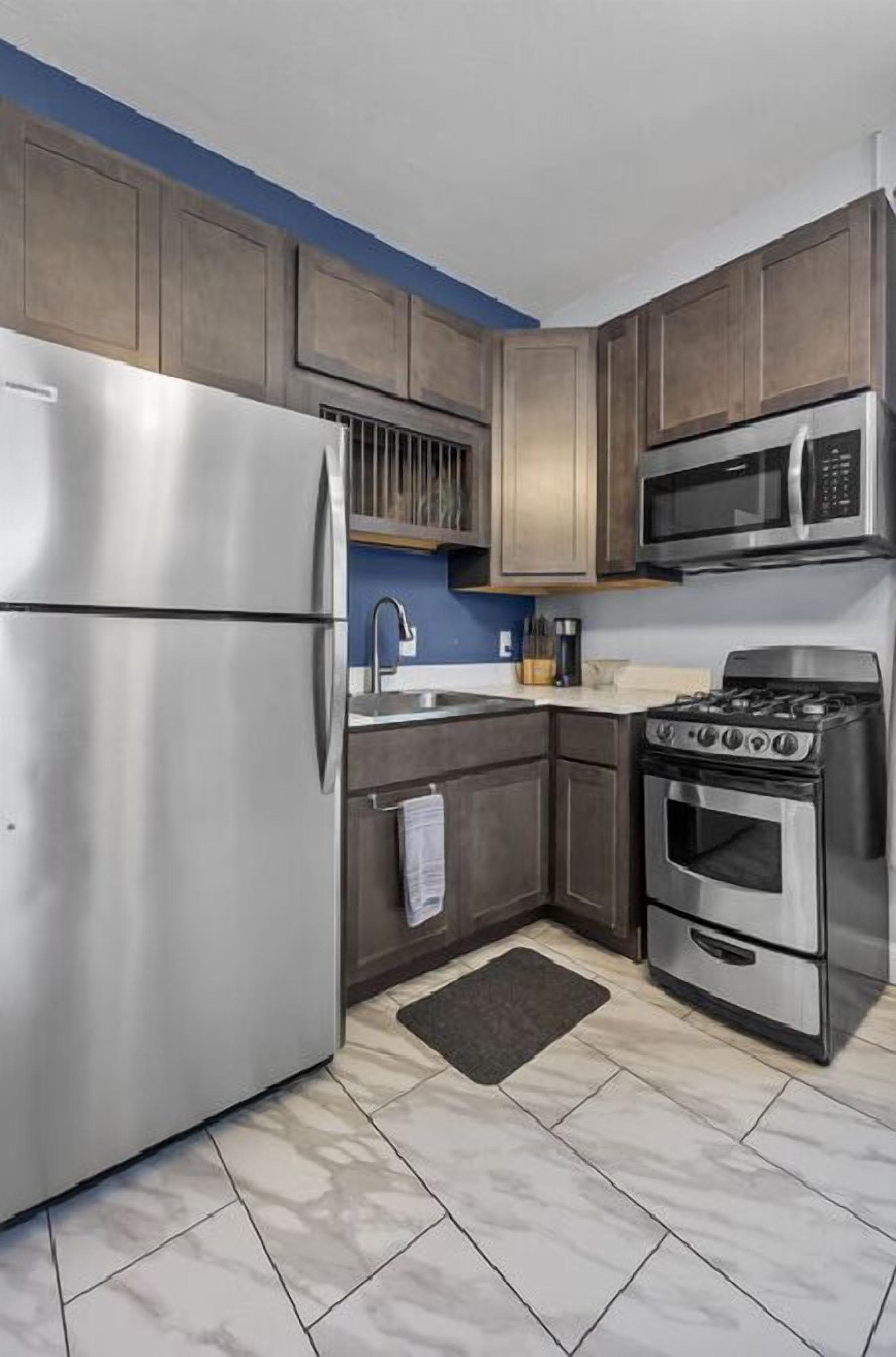 Refrigerador, microondas, horno y parrilla de estufa 