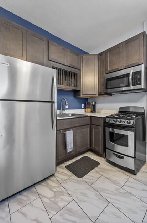 Jääkaappi, mikroaaltouuni, uuni, liesi