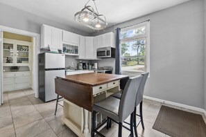 Kylskåp, mikrovågsugn, ugn och spishäll