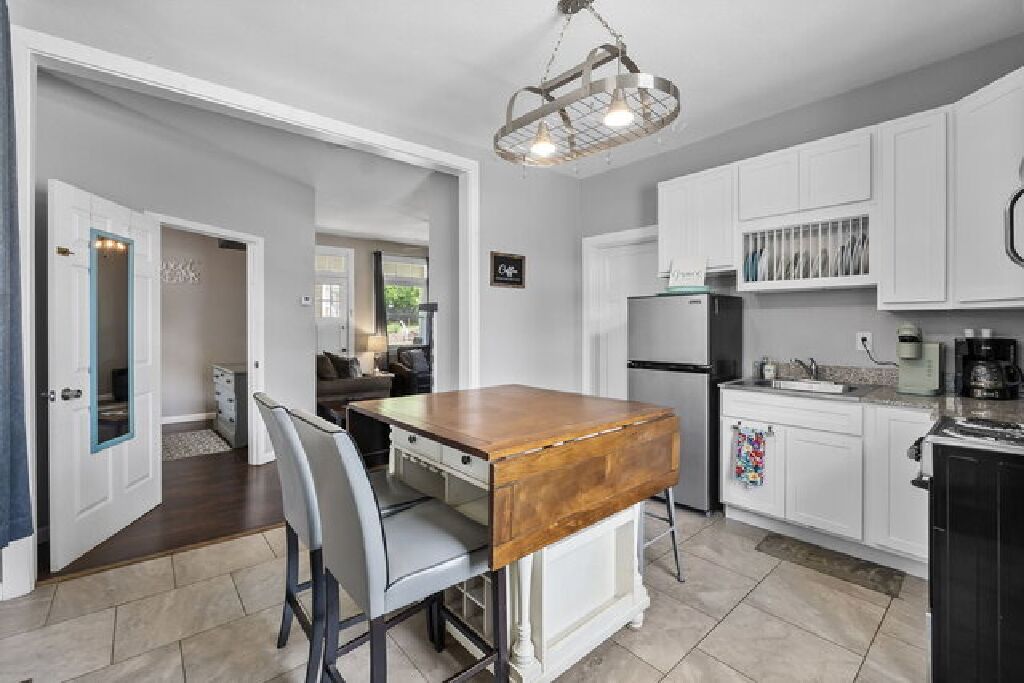 冷蔵庫、電子レンジ、オーブン、コンロ