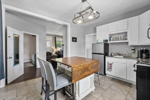 Kylskåp, mikrovågsugn, ugn och spishäll