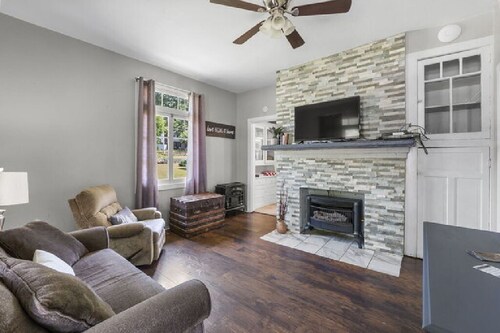 Arcadia Valley Bungalows #5 with seasonal outdoor pool and year-round swim spa