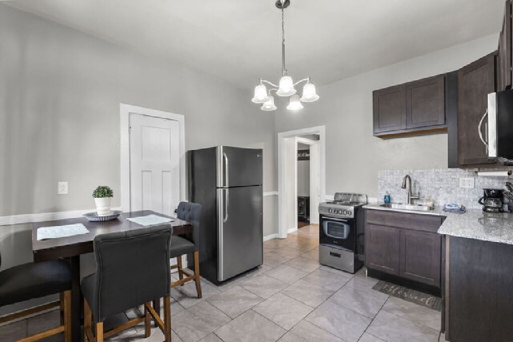 Refrigerador, microondas, horno y parrilla de estufa 