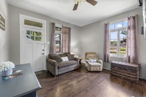 TV - AV Bungalows #5 (Arcadia)