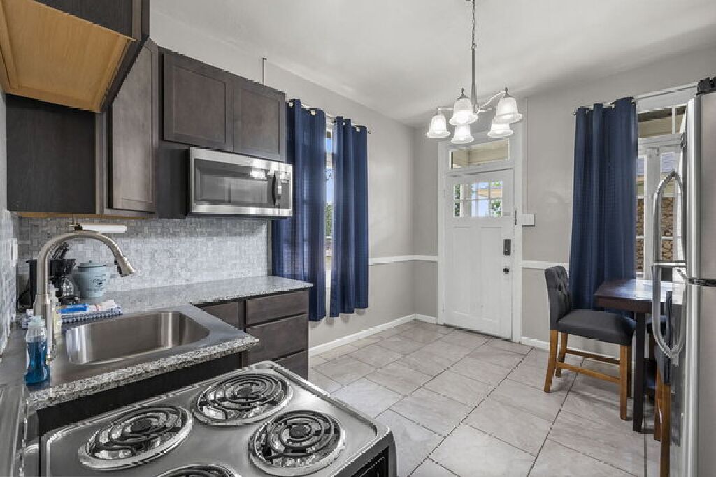 Refrigerador, microondas, horno y parrilla de estufa 