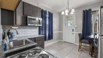 Jääkaappi, mikroaaltouuni, uuni, liesi