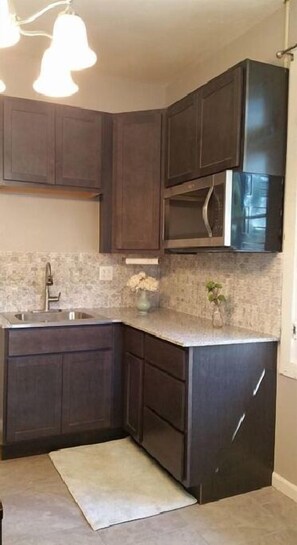 Fridge, microwave, oven, stovetop - AV Bungalows #5 (Arcadia)