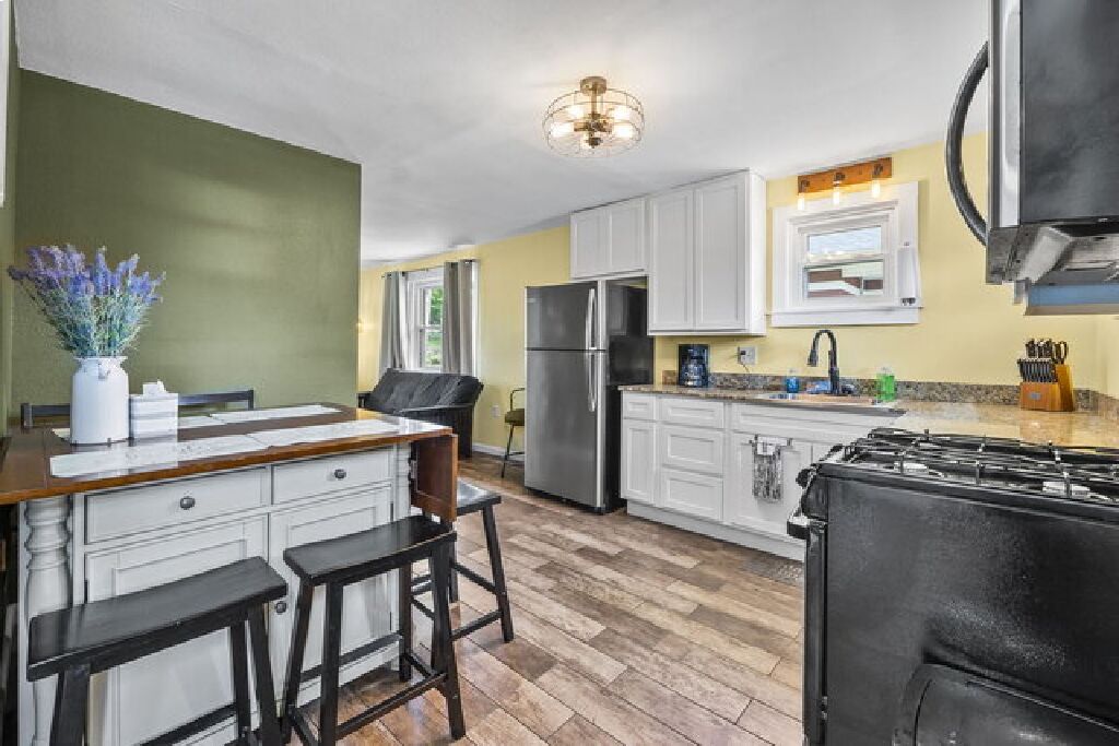 冷蔵庫、電子レンジ、オーブン、コンロ