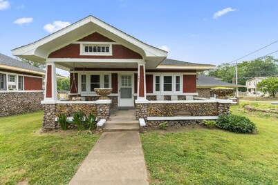Arcadia Valley Bungalows #6 with heated Swim spa and outdoor pool