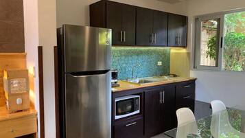 Refrigerador, microondas, parrilla de estufa y cafetera y tetera