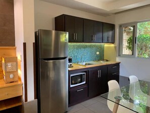 Refrigerador, microondas, parrilla de estufa y cafetera y tetera 