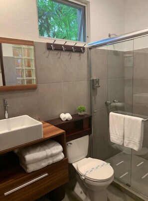 Douche, sĂšche-cheveux, serviettes fournies, savon