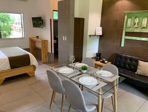 1 室のベッドルーム、セーフティボックス (室内)、アイロン / アイロン台、旅行用ベビーベッド