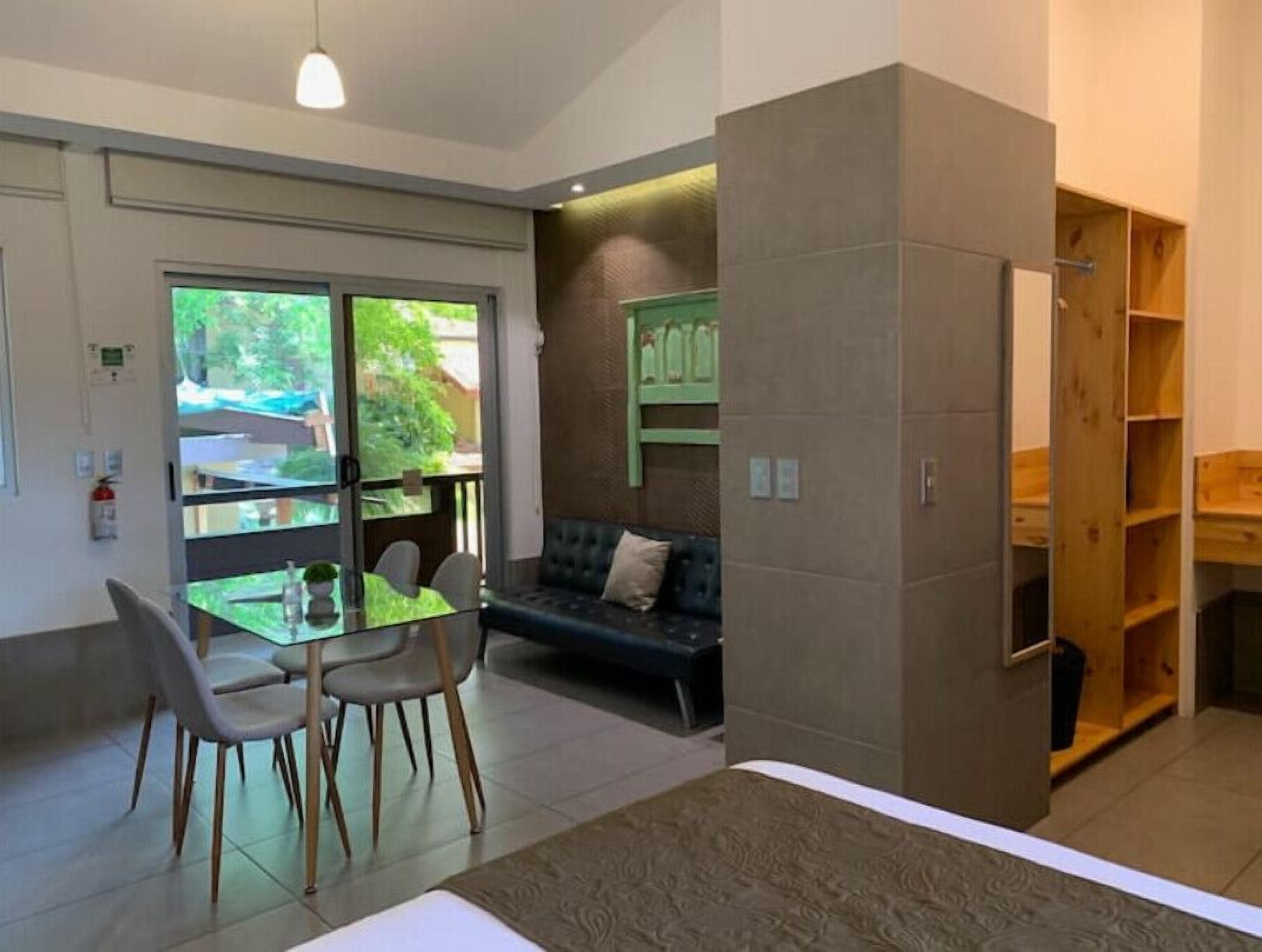 1 間睡房、房內夾萬、熨斗/熨衫板、可攜式嬰兒床