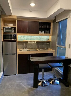 Fridge, microwave, stovetop, coffee/tea maker