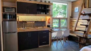 Refrigerador, microondas, parrilla de estufa y cafetera y tetera