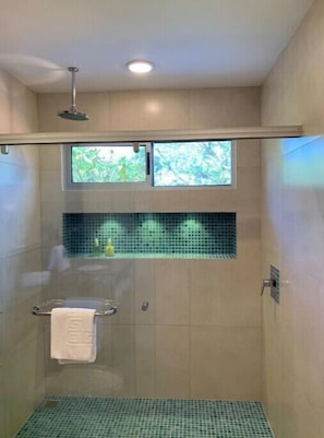 Shower, hair dryer, towels, soap - ARANJUEZ LOFTS - Maya Loft #8 (Santa Ana)