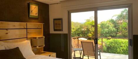 1 slaapkamer, een kluis op de kamer, een strijkplank/strijkijzer