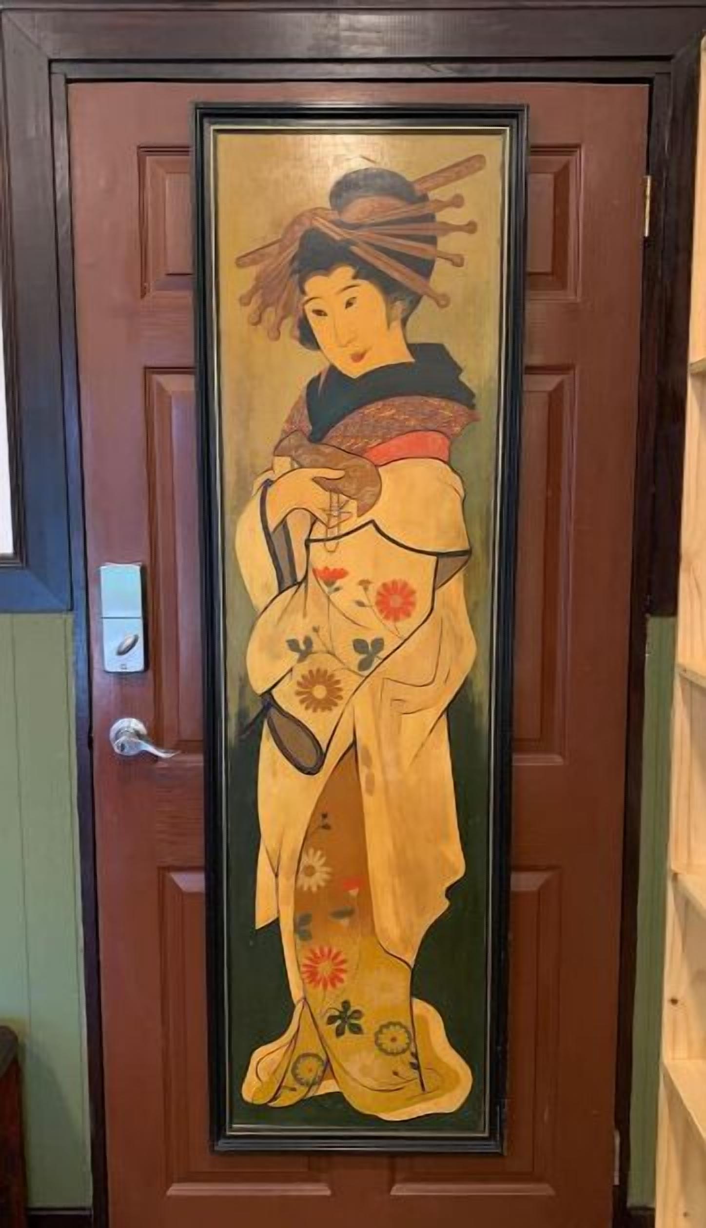 Uma porta japonesa tradicional corrediça com um painel decorativo mostrando uma figura vestida com traje típico.