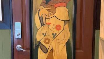 Uma porta japonesa tradicional corrediça com um painel decorativo mostrando uma figura vestida com traje típico.