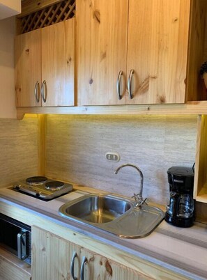 Refrigerador, microondas, parrilla de estufa y cafetera y tetera 
