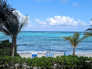 Sur la plage, chaise longue, serviettes de plage