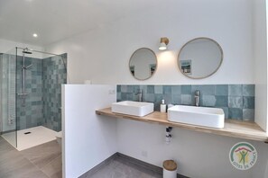 Bathtub, towels