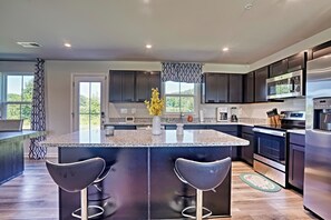 Fridge, microwave, oven, dishwasher - Beautiful Peaceful Home (Cambridge)