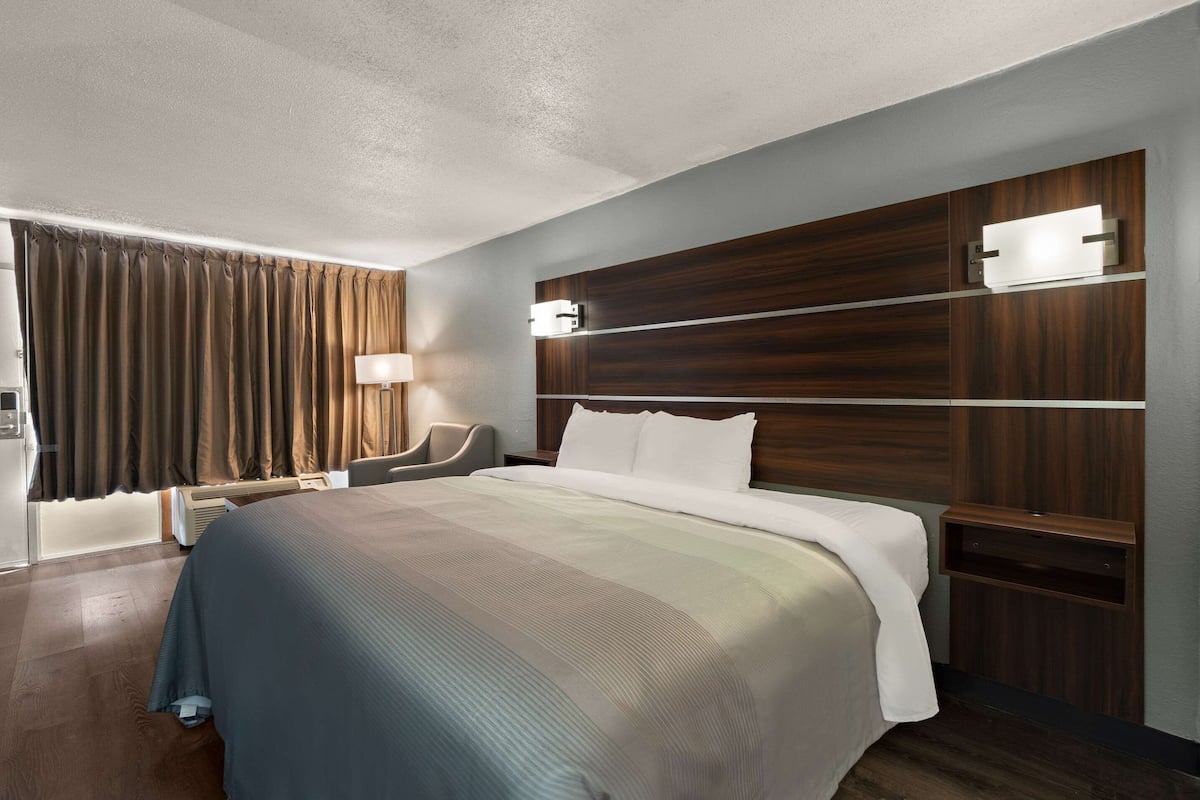 Standard Room, 1 King Bed, Non Smoking | Premium bedding, memory-foam beds, desk, blackout curtains