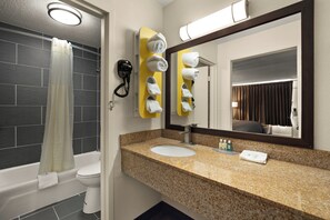 Combined shower/tub, free toiletries, hair dryer, towels - Quality Inn Yemassee - Point South I-95 (Yemassee)